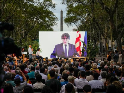 El 'expresident' de la Generalitat, Carles Puigdemont, interviene por videoconferencia en el mitin de Junts per Catalunya, el 21 de julio en Barcelona.