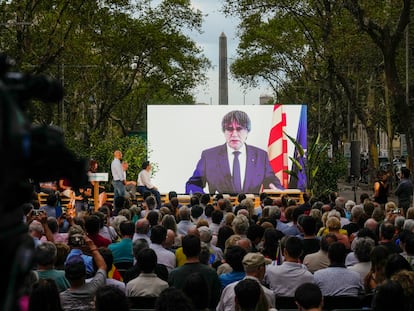 BARCELONA, 21/7/2023.- El ex president de la Generalitat Carles Puigdemont interviene por videoconferencia en el mitin de JXCAT, este viernes en Barcelona. EFE/ Enric Fontcuberta
