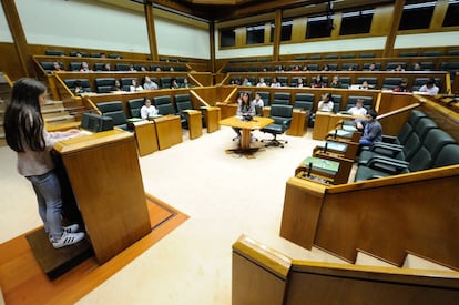 Una imagen de los escolares sentados en los 75 escaños del Parlamento vasco.