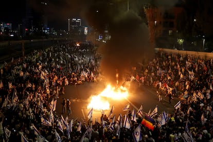 Manifestantes en Tel Aviv durante la madrugada del lunes.