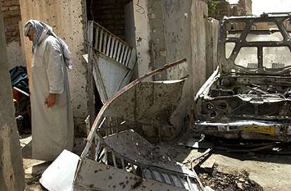 Un iraquí llega a su casa destrozada por los combates entre el Ejército de EE UU y la guerrilla en Ciudad Sáder.