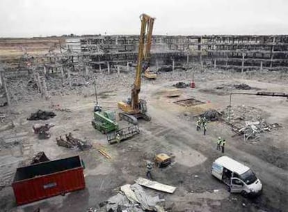 Trabajos de desescombros en el aparcamiento D de la terminal 4 del aeropuerto de Barajas, tras el atentado.