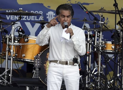 El artista venezolano José Luis Rodríguez, más conocido como 'El Puma', canta durante el concierto de 'Venezuela Aid Live' en el lado colombiano del puente internacional Tienditas.