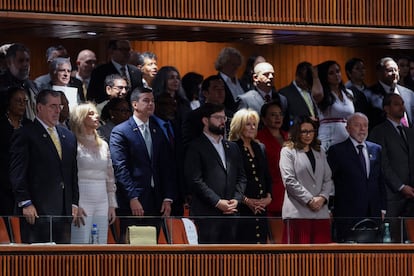 Bernardo Arévalo, Xiomara Castro, Gabriel Boric, Jill Biden,  Luiz Inácio Lula da Silva y Rosangela da Silva durante la ceremonia de toma de posesión de Claudia Sheinbaum, este martes en Ciudad de México.