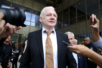 Julian Assange, este miércoles a su salida del tribunal de distrito de Saipán, en el territorio estadounidense de las Islas Marianas del Norte.