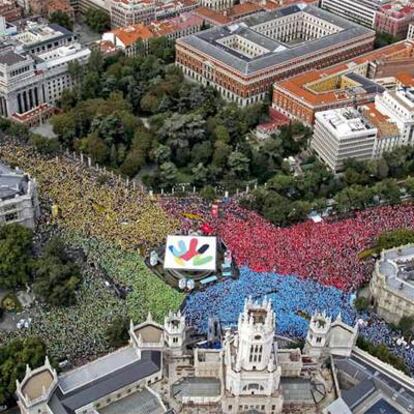 Vista aérea del mosaico humano organizado ayer en la plaza de Cibeles para apoyar a la candidatura de Madrid 2016.