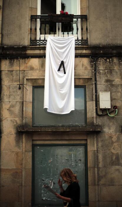 Un lazo negro cuelga de un balcón en Santiago de Compostela en memoria de los fallecidos en el accidente de tren ocurrido en miércoles en la ciudad.