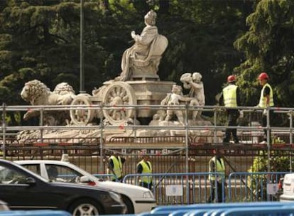 Varios operarios colocan vallas de protección en la estatua de Cibeles el pasado 26 de abril.