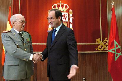 El teniente general marroquí Abdelaziz Bennani saluda al ministro de Defensa, José Bono.