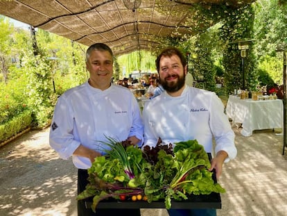 Ricardo Álvarez y Roberto Cabrera, en el comedor de La Huerta de Carabaña.