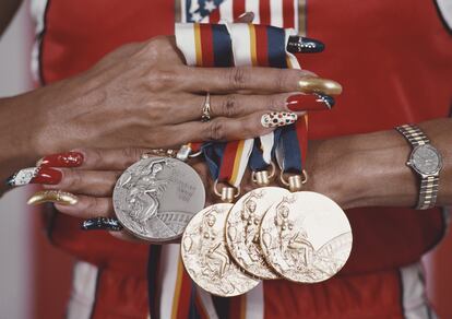 Aunque, sin duda, la imagen para el recuerdo de Griffith se obtuvo cuando hizo historia recogiendo sus cuatro medallas en Seúl. Era 1988 y la deportista ya lucía largas uñas customizadas. Pasarían varias decadas hasta que el hoy llamado 'nail art' se convirtiera en algo habitual entre las celebridades, a pesar de que la comunidad afroamericana llevara mucho más tiempo practicándolo. Verlo fuera de los escenarios, concretamente en un podio histórico, ayudó  a estandarizarlo. Tal fue su influencia que la actriz Tiffany Haddish está preparando un documental sobre la impronta de Griffith en el estilo de los deportistas.