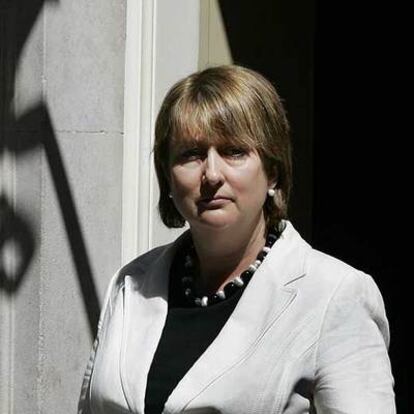 La ministra británica del Interior, Jacqui Smith, a su salida de una reunión de gabinete celebrada hoy martes en Downing Street