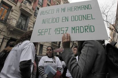 Familiares de niños robados concentrados ante la Audiencia Nacional en Madrid, en una imagen de enero de 2011.