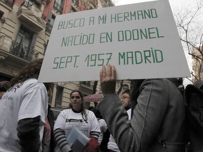 Familiares de niños robados concentrados ante la Audiencia Nacional en Madrid, en una imagen de enero de 2011.