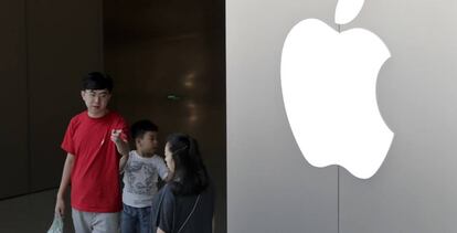 Una familia en la tienda de Apple en Pekín.