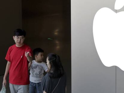 Una familia en la tienda de Apple en Pek&iacute;n.