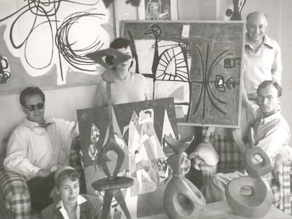 Fotografía con anotación autógrafa al dorso. De derecha a izquierda, Manuel Millares. Fred Cohen, Elvireta Escobio, Martín Chirino (con gafas de sol) y Trudy Heisenberg en la casa de Millares, Las Palmas 1955.