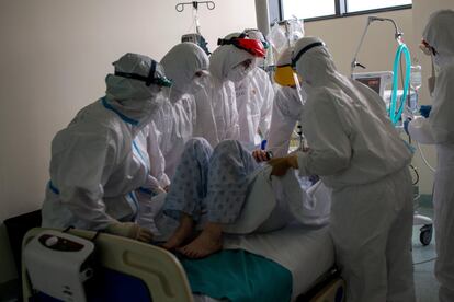 Sanitarios atienden a un paciente con coronavirus en la unidad de vigilancia posquirúrgica (REA) del Complejo Universitario de Ourense.