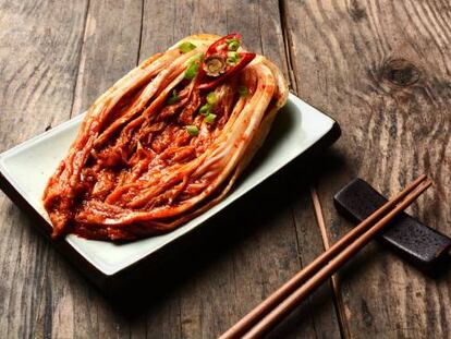 El 'kimchi' es una pasta elaborada con especias, hierbas, frutas, anchoas, ajo y pimentón picante.