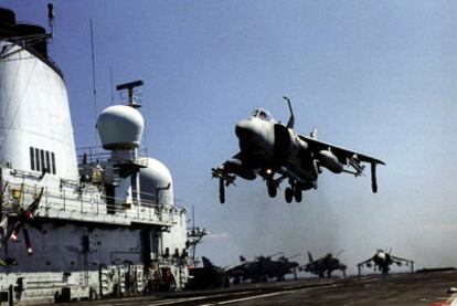Un avión Sea Harrier aterriza sobre la cubierta del portaviones británico <i>Invincible,</i> en el mar Adriático.