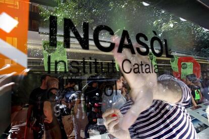 Protesta en Barcelona ante la sede del Incas&ograve;l por parte de miembros de la Plataforma de Afectados por la Hipoteca.