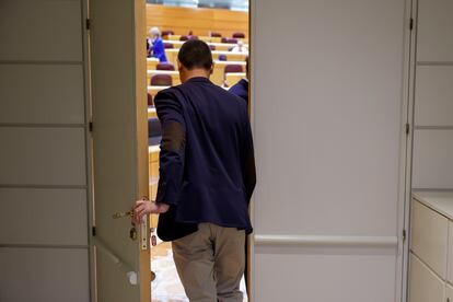 El senador del PSOE Juan Lobato, vuelve al hemiciclo del Senado.