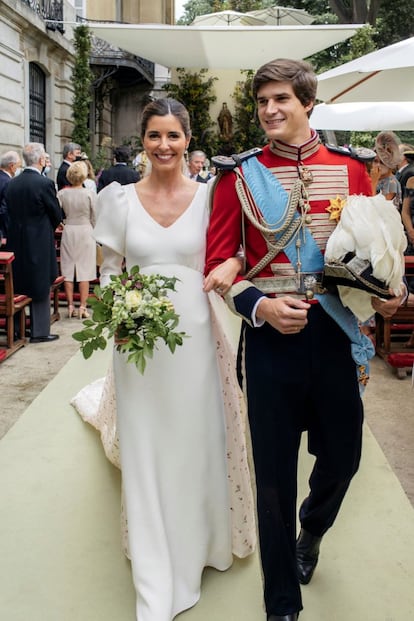 Carlos Fitz-James Stuart y Belen Corsini contrajeron matrimonio este sábado en el palacio de Liria. Aquí, los novios abandonan el lugar entre los invitados poco después de su boda.