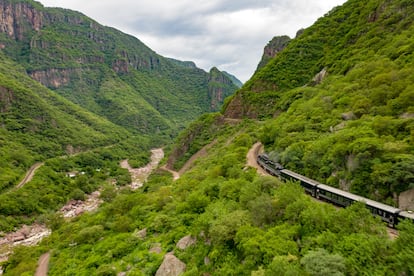 El 'Chepe Express' es un tren turístico que recorre la sierra Tarahumara y las Barrancas del Cobre, en Chihuahua.