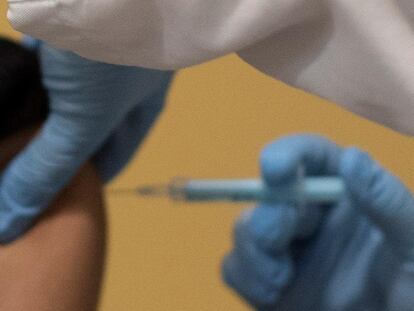 Una profesional sanitaria recibe la segunda dosis de la vacuna Pfizer en Barcelona.