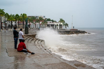 Transeúntes observan las olas golpear el malecón de Puerto Vallarta, la tarde del 10 de octubre.