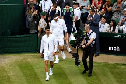 Djokovic y Federer acceden a la pista central de Wimbledon, donde han disputado la final.