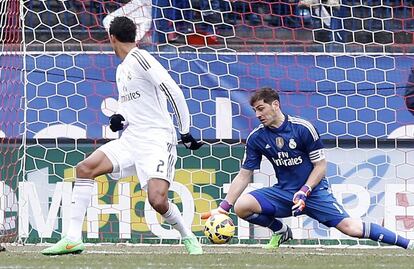 Casillas no logra detener el disparo de Tiago que supuso el 1-0 del Atlético en la goleada de los rojiblancos (4-0) en el partido de la segunda vuelta de la Liga de esta temporada.