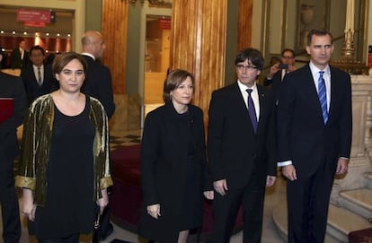 El rey Felipe VI es recibido por el presidente de la Generalitat, Carles Puigdemont, la presidenta del Parlament, Carme Forcadell, y la alcaldesa de Barcelona, Ada Colau, en el Gran Teatro del Liceo de Barcelona.