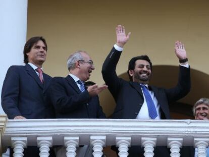 Pellegrini y el presidente del Málaga, el jeque Abdullah Al- Thani, saludan a la afición tras clasificarse para la 'Champions'