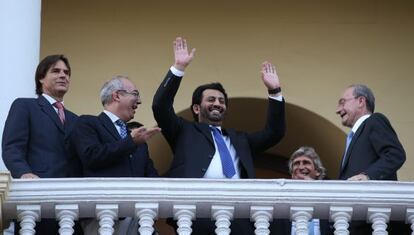 Pellegrini y el presidente del Málaga, el jeque Abdullah Al- Thani, saludan a la afición tras clasificarse para la 'Champions'