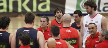 Sergio Scariolo (de frente, a la izquierda) da instrucciones a los internacionales españoles.