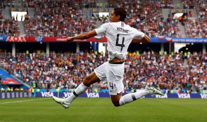 Raphael Varane celebra el gol.