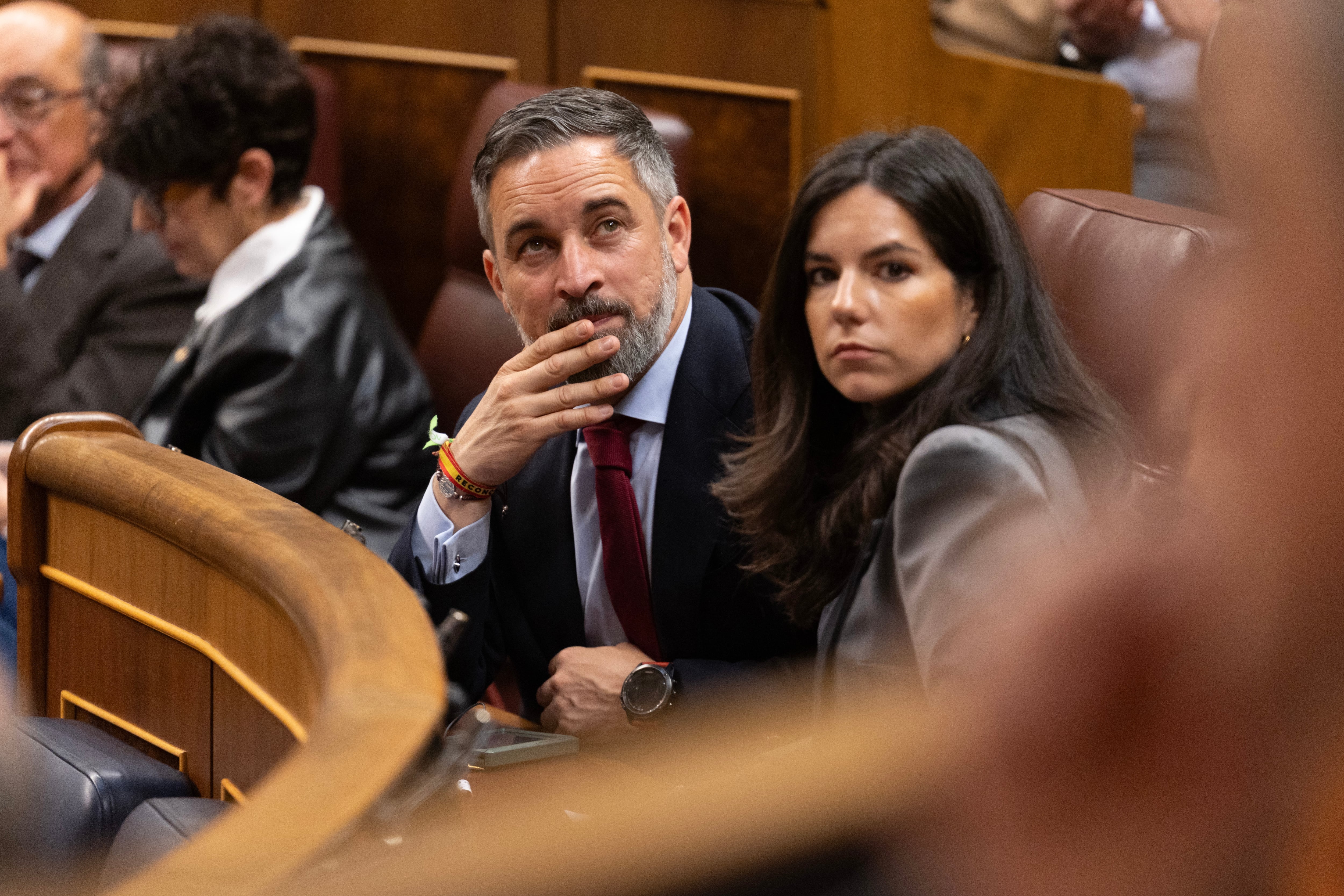 Santiago Abascal, líder de VOX, junto a Pepa Millán, portavoz de su grupo; en el Congreso de los Diputados, este jueves.