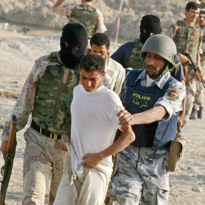 Miembros de la Guardia Nacional se llevan detenidos a varios jóvenes a unos 40 kilómetros al norte de Basora.