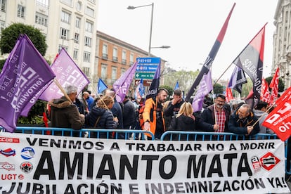 Protesta en Madrid para pedir la creación de un fondo de compensación para las víctimas del amianto, en abril de 2022.