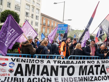 Protesta en Madrid para pedir la creación de un fondo de compensación para las víctimas del amianto, en abril de 2022.