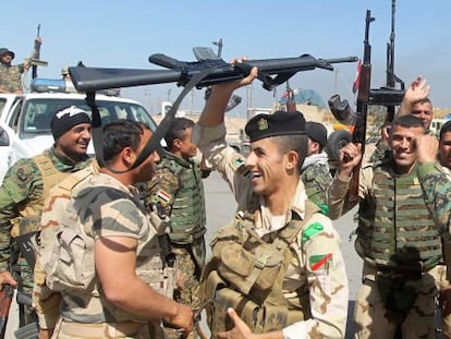 Soldados iraquianos comemoram avanço em direção a Tikrit nos arredores da cidade.