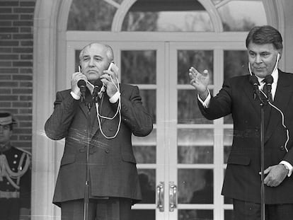 Mijaíl Gorbachov y Felipe González, en una rueda de prensa en La Moncloa, donde se reunieron el 30 de octubre de 1991 con motivo de la Conferencia de Paz sobre Oriente Próximo en Madrid.