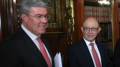 El secretario de Estado de Hacienda, José Enrique Fernández Moya, junto a Cristóbal Montoro en 2017