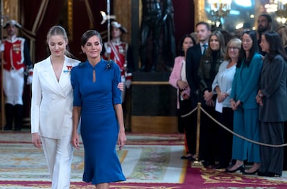 La princesa Leonor y la Reina Letizia a su llegada al besamanos previo al almuerzo con ocasión del Juramento de la Constitución, este martes en Madrid.