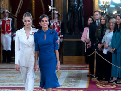 La princesa Leonor y la Reina Letizia a su llegada al besamanos previo al almuerzo con ocasión del Juramento de la Constitución, este martes en Madrid.