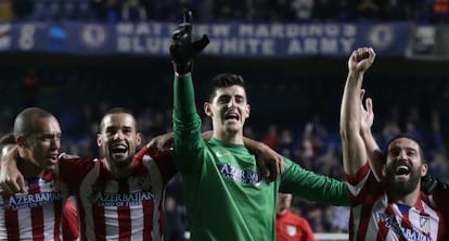 Miranda, Suárez, Courtois y Arda celebran el triunfo con la afición.