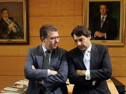 Francisco Granados (izquierda) e Ignacio González en la Asamblea de Madrid en septiembre de 2004.