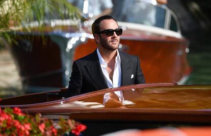 El director estadounidense Tom Ford llega a la playa de Lido.