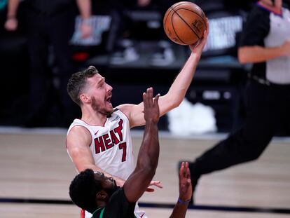 Goran Dragic lanza tras superar a Jaylen Brown.